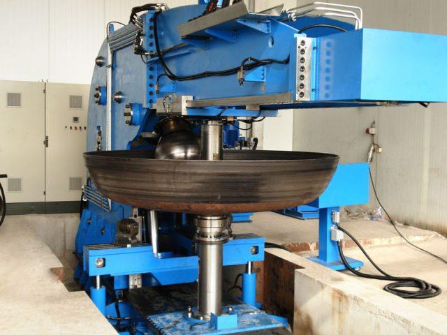 Hydraulic press forming a large-diameter dish end.